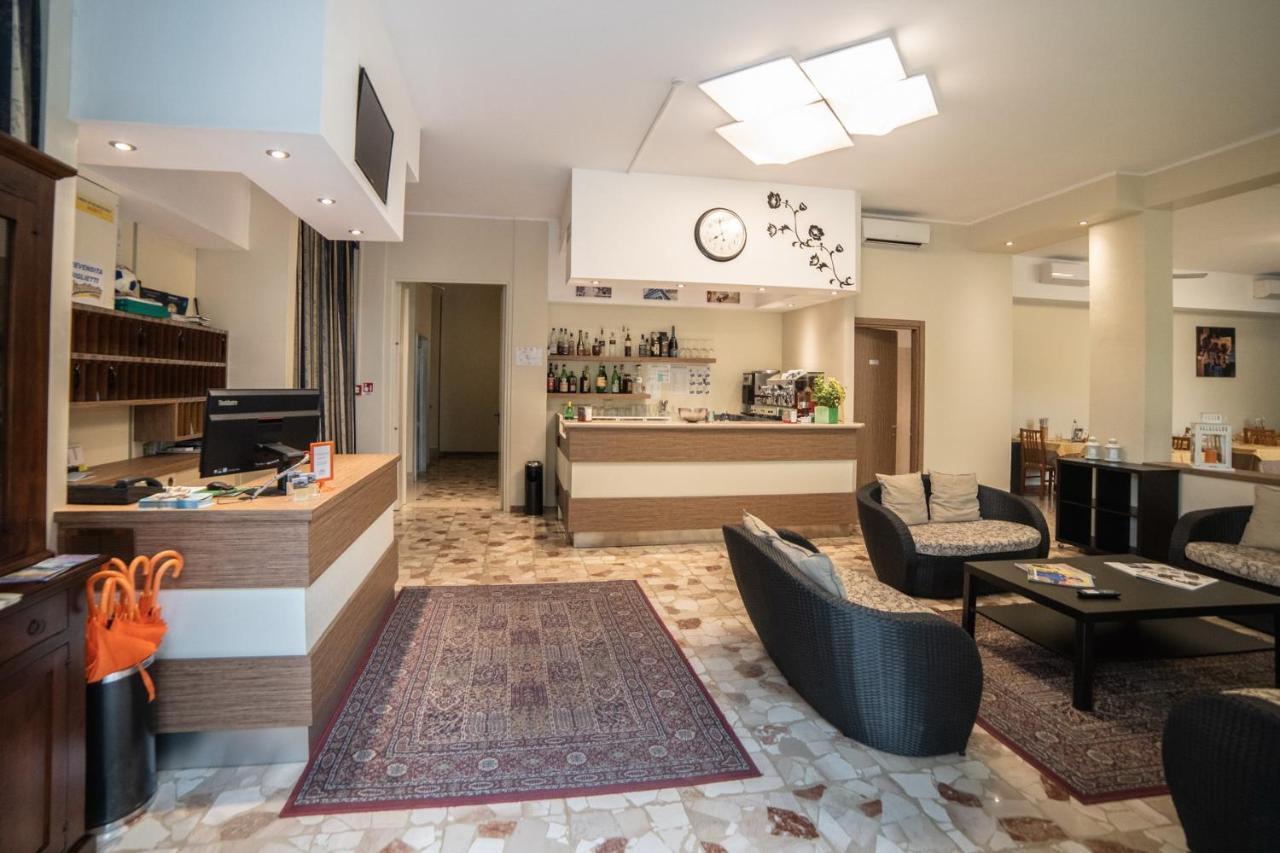 Hotel Sayonara Мілано-Маріттіма Екстер'єр фото
