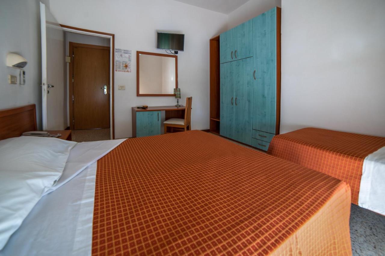 Hotel Sayonara Мілано-Маріттіма Екстер'єр фото